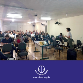 Professores da ESCOLA DE ED BASICA ENG ANNES GUALBERTO participaram de uma apresentação sobre o AVC